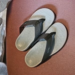 Vionic Wave Black Flip-Flop Sandals - Women's 7 / Men's 6